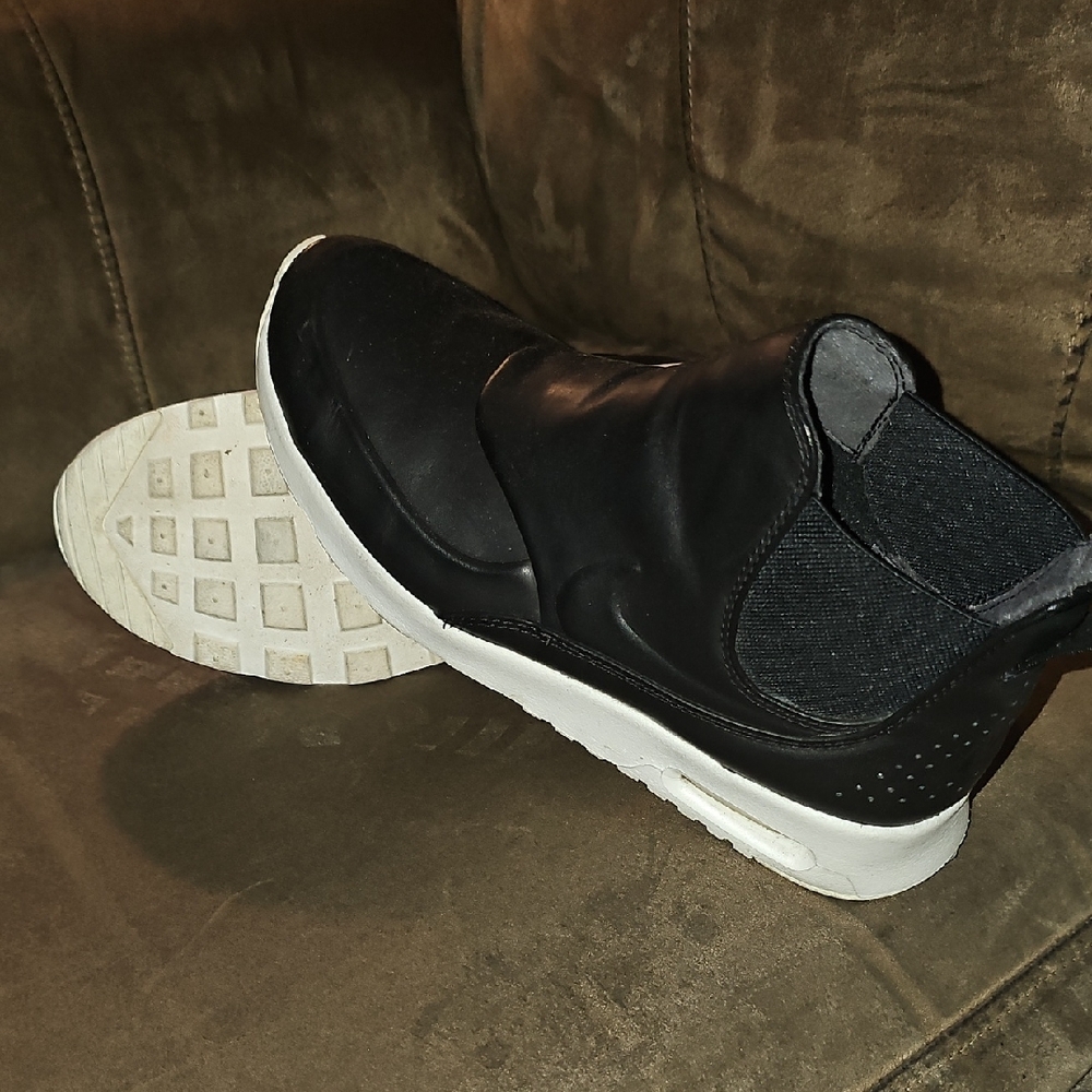 NIKE Slip-On Sneakers (Women 8)
